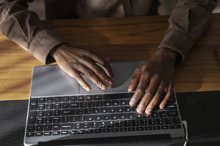 man-ordering-groceries-online-hi (1)